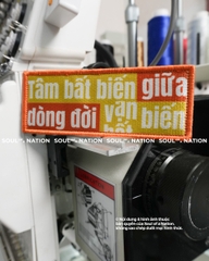 Patch thêu hình chữ nhật Tâm bất biến giữa dòng đời vạn biến theo yêu cầu