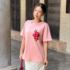 Áo Thun Thêu Ruy Băng Thủ Công - Tỵ Đào Cát Tường