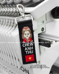 Móc khoá thêu hình ôm viền Tiếp viên hàng không nam VJ theo yêu cầu