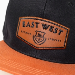 Dự án Nón snapback đồng phục patch da kết hợp thêu & in East West Brewing theo yêu cầu