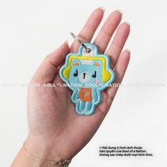 Patch thêu hình ôm viền Linh vật màu xanh đeo tai nghe theo yêu cầu