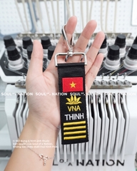 Móc khoá thêu hình ôm viền Cơ trưởng / Cơ phó VNA theo yêu cầu
