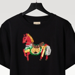 Áo Thun Thêu Ruy Băng Thủ Công - Xích Mã Đông Hồ