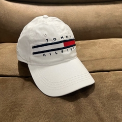 Nón Tommy Hilfiger Flag Stripe Logo Baseball Cap White 78B4207 100