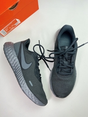 Revolution 5 Black Grey BQ3207 001