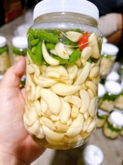 Tỏi lý sơn ngâm ớt xiêm xanh hủ 500g