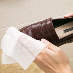 Túi 40 giấy ướt làm sạch giày da, túi da Nhật Bản