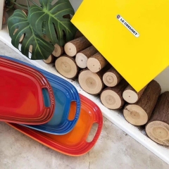 Sét 3 đĩa sứ có tay cầm Le Creuset Kích thước 31x21x3cm