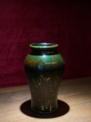 Lọ hoa Lặng Giữa Thời Gian