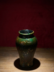 Lọ hoa Lặng Giữa Thời Gian