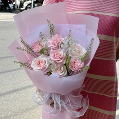 🌸 Bó Hoa Hồng & Cẩm Chướng Pastel – Dịu Dàng & Nữ Tính