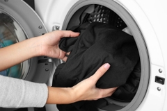 Cách giặt quần áo đen đúng cách và không phai màu