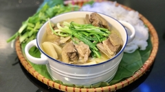 Nấu lẩu vịt măng cay ấm nóng cho ngày mưa gió