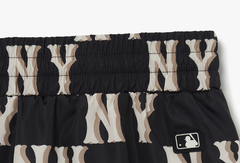 Quần shorts unisex ống rộng lưng thun Classic Monogram