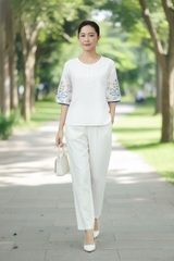 M COLLECTION | Áo Kiểu Nữ Trung Niên Tặng Mẹ, Bà Cổ Tròn Cài Nút Vải Linen Thêu Hoa Tay Lỡ A13037LW01