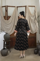 M COLLECTION | Váy Đầm Nữ Trung Niên Tặng Mẹ Cổ Tròn Vải Gấm Hoa Taffta Tay Dài Đi Tiệc D13372LW01