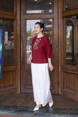 M COLLECTION | Áo Kiểu Nữ Trung Niên Tặng Mẹ Bà Cổ Tròn Vải Lụa Hàn Thêu Hoa Đính Nút Tay Lỡ A13023LW01