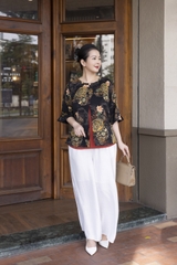 M COLLECTION | Áo Kiểu Nữ Trung Niên Tặng Mẹ Lụa Bông Hai Lớp Cổ Tròn Cài Nút Tay Lỡ Xẻ Tà A13256LW01