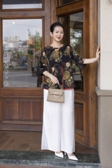 M COLLECTION | Áo Kiểu Nữ Trung Niên Tặng Mẹ Lụa Bông Hai Lớp Cổ Tròn Cài Nút Tay Lỡ Xẻ Tà A13256LW01