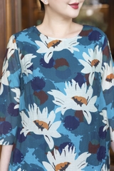 M COLLECTION | Váy Đầm Nữ Trung Niên Tặng Mẹ, Bà Suông Tơ 2 Lớp Cổ Tròn Tay Lỡ In Hoa D13247LW01