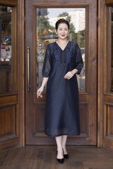 M COLLECTION | Váy Đầm Suông Nữ Trung Niên Tặng Mẹ Vải Tơ Thêu Hoa Hai Lớp Cổ Chữ V Tay Lỡ D13278LW01