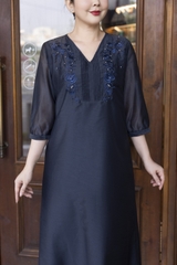 M COLLECTION | Váy Đầm Suông Nữ Trung Niên Tặng Mẹ Vải Tơ Thêu Hoa Hai Lớp Cổ Chữ V Tay Lỡ D13278LW01