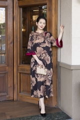 M COLLECTION | Váy Đầm Suông Nữ Trung Niên Tặng Mẹ, Bà Vải Lụa Hai Da Thêu Hoa Tay Lỡ D13203LW01