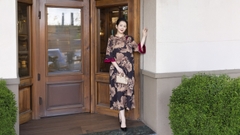 M COLLECTION | Váy Đầm Suông Nữ Trung Niên Tặng Mẹ, Bà Vải Lụa Hai Da Thêu Hoa Tay Lỡ D13203LW01