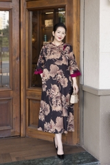 M COLLECTION | Váy Đầm Suông Nữ Trung Niên Tặng Mẹ, Bà Vải Lụa Hai Da Thêu Hoa Tay Lỡ D13203LW01