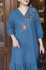 M COLLECTION | Váy Đầm Nữ Trung Niên Tặng Mẹ, Bà Suông Vải Linen Thêu Hoa Cổ Chữ V Tay Lỡ D13273LW01