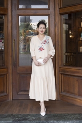 M COLLECTION | Váy Đầm Nữ Trung Niên Tặng Mẹ, Bà Suông Vải Linen Thêu Hoa Cổ Chữ V Tay Lỡ D13273LW01