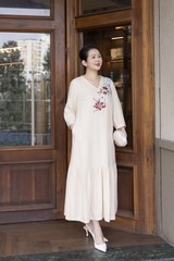 M COLLECTION | Váy Đầm Nữ Trung Niên Tặng Mẹ, Bà Suông Vải Linen Thêu Hoa Cổ Chữ V Tay Lỡ D13273LW01