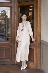 M COLLECTION | Váy Đầm Nữ Trung Niên Tặng Mẹ, Bà Suông Vải Linen Thêu Hoa Cổ Chữ V Tay Lỡ D13273LW01