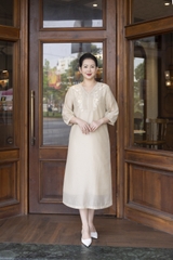 M COLLECTION | Váy Đầm Suông Nữ Trung Niên Tặng Mẹ Vải Tơ Thêu Hoa Hai Lớp Cổ Chữ V Tay Lỡ D13278LW01