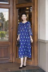 M COLLECTION | Váy Đầm Suông Nữ Trung Niên Tặng Mẹ Vải Tơ Bông Lót Tay Lỡ Cổ Tròn Đính Nút D13257LW01