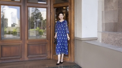 M COLLECTION | Váy Đầm Suông Nữ Trung Niên Tặng Mẹ Vải Tơ Bông Lót Tay Lỡ Cổ Tròn Đính Nút D13257LW01