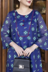 M COLLECTION | Váy Đầm Suông Nữ Trung Niên Tặng Mẹ Vải Tơ Bông Lót Tay Lỡ Cổ Tròn Đính Nút D13257LW01