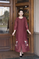 M COLLECTION | Váy Đầm Suông Nữ Trung Niên Tặng Mẹ Vải Tơ Thêu Hoa Tay Lỡ Cổ Tròn Cài Nút D13188LW01