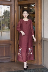 M COLLECTION | Váy Đầm Suông Nữ Trung Niên Tặng Mẹ Vải Tơ Thêu Hoa Tay Lỡ Cổ Tròn Cài Nút D13188LW01