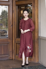 M COLLECTION | Váy Đầm Suông Nữ Trung Niên Tặng Mẹ Vải Tơ Thêu Hoa Tay Lỡ Cổ Tròn Cài Nút D13188LW01