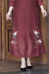 M COLLECTION | Váy Đầm Suông Nữ Trung Niên Tặng Mẹ Vải Tơ Thêu Hoa Tay Lỡ Cổ Tròn Cài Nút D13188LW01