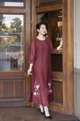 M COLLECTION | Váy Đầm Suông Nữ Trung Niên Tặng Mẹ Vải Tơ Thêu Hoa Tay Lỡ Cổ Tròn Cài Nút D13188LW01