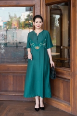 M COLLECTION | Váy Đầm Suông Nữ Trung Niên Tặng Mẹ Lụa Hàn Thêu Hoa Cổ Trụ Cài Nút Có Túi D12909LW01