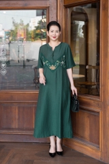 M COLLECTION | Váy Đầm Suông Nữ Trung Niên Tặng Mẹ Lụa Hàn Thêu Hoa Cổ Trụ Cài Nút Có Túi D12909LW01