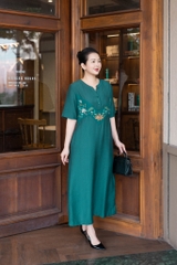 M COLLECTION | Váy Đầm Suông Nữ Trung Niên Tặng Mẹ Lụa Hàn Thêu Hoa Cổ Trụ Cài Nút Có Túi D12909LW01