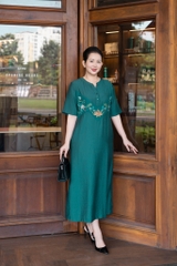 M COLLECTION | Váy Đầm Suông Nữ Trung Niên Tặng Mẹ Lụa Hàn Thêu Hoa Cổ Trụ Cài Nút Có Túi D12909LW01