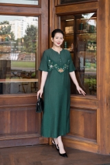 M COLLECTION | Váy Đầm Suông Nữ Trung Niên Tặng Mẹ Lụa Hàn Thêu Hoa Cổ Trụ Cài Nút Có Túi D12909LW01