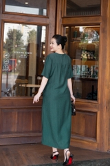 M COLLECTION | Váy Đầm Suông Nữ Trung Niên Tặng Mẹ Lụa Hàn Thêu Hoa Cổ Trụ Cài Nút Có Túi D12909LW01