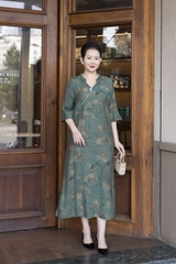 M COLLECTION | Váy Đầm Suông Nữ Trung Niên Tặng Mẹ, Bà Vải Lụa Bông Cao Cấp Cổ Trụ Tay Lỡ D13271LW01