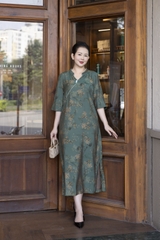 M COLLECTION | Váy Đầm Suông Nữ Trung Niên Tặng Mẹ, Bà Vải Lụa Bông Cao Cấp Cổ Trụ Tay Lỡ D13271LW01